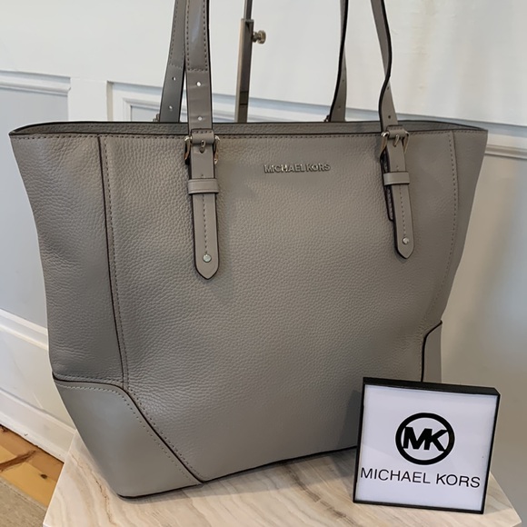 Michael Kors Handbags - Michael Kors Bag Aria Pebbled Tote